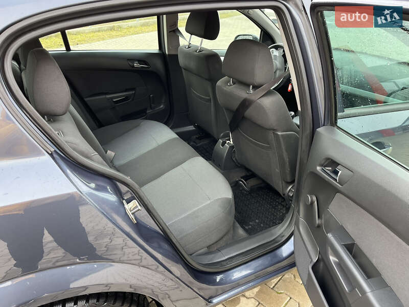 Хэтчбек Opel Astra 2009 в Новоселице