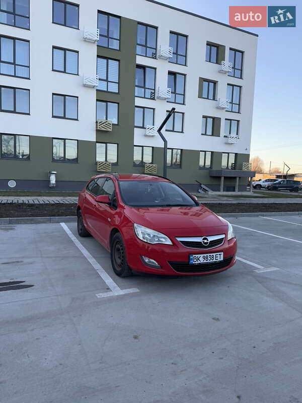 Универсал Opel Astra 2011 в Ровно