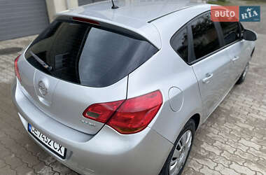 Хэтчбек Opel Astra 2010 в 