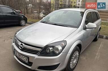 Універсал Opel Astra 2010 в Тернополі