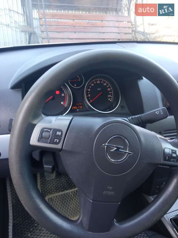 Универсал Opel Astra 2005 в Старом Самборе