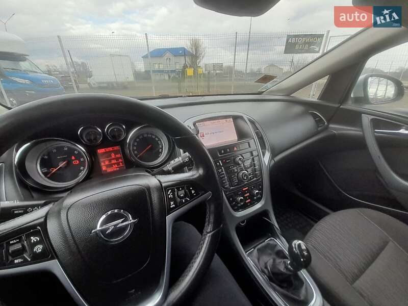 Универсал Opel Astra 2013 в Нововолынске