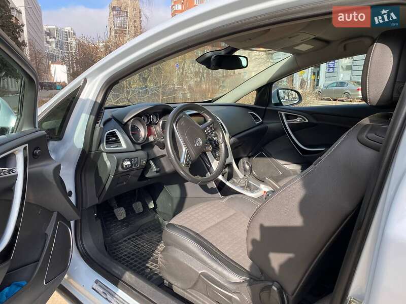 Хэтчбек Opel Astra 2013 в Киеве