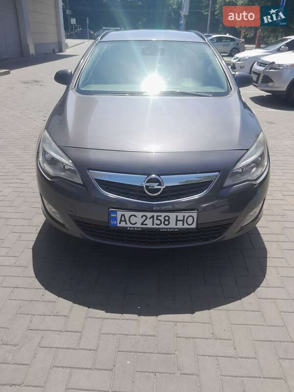 Універсал Opel Astra 2012 в Луцьку