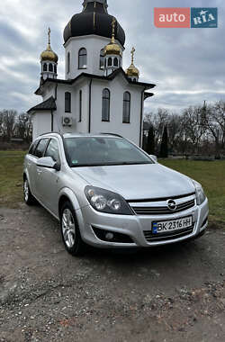 Універсал Opel Astra 2010 в Рівному