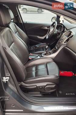 Універсал Opel Astra 2011 в Рівному