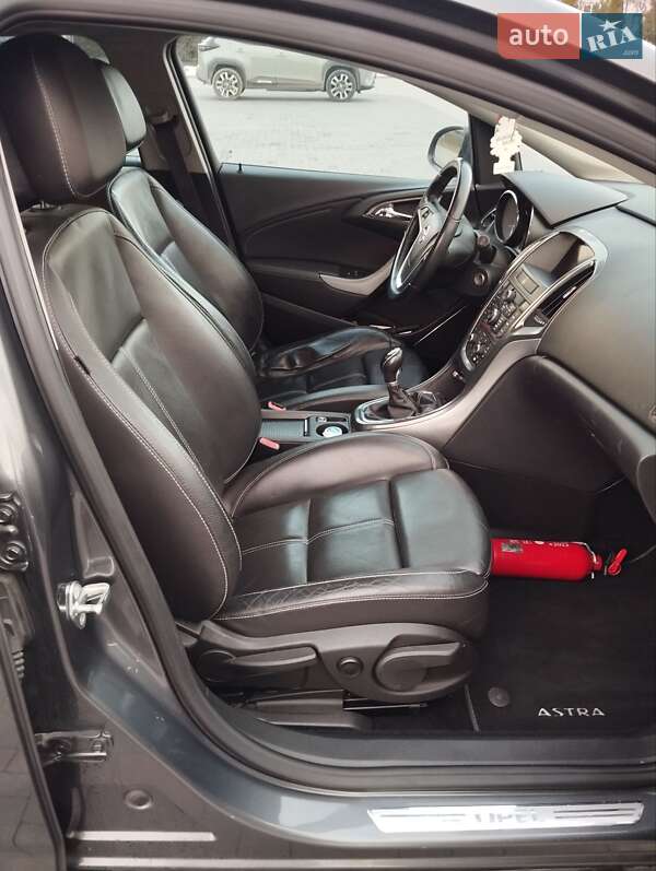 Универсал Opel Astra 2011 в Ровно