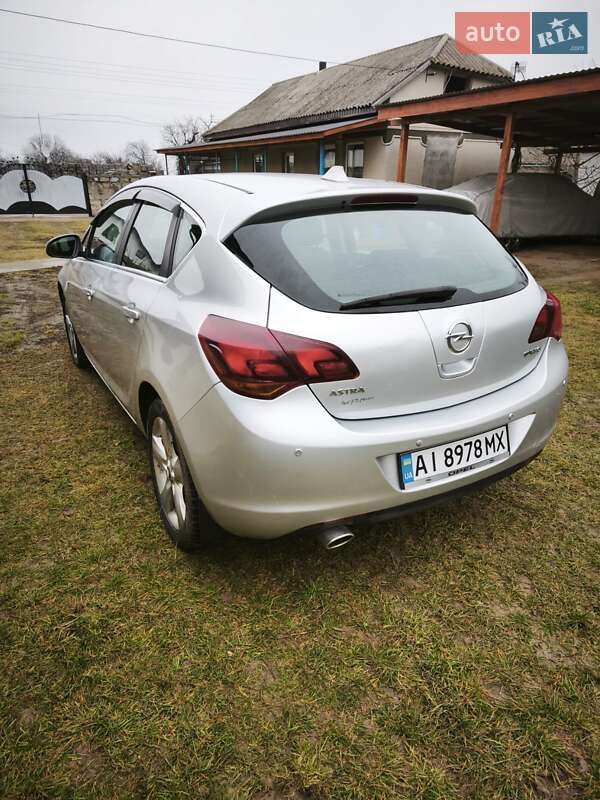 Хетчбек Opel Astra 2011 в Чернівцях