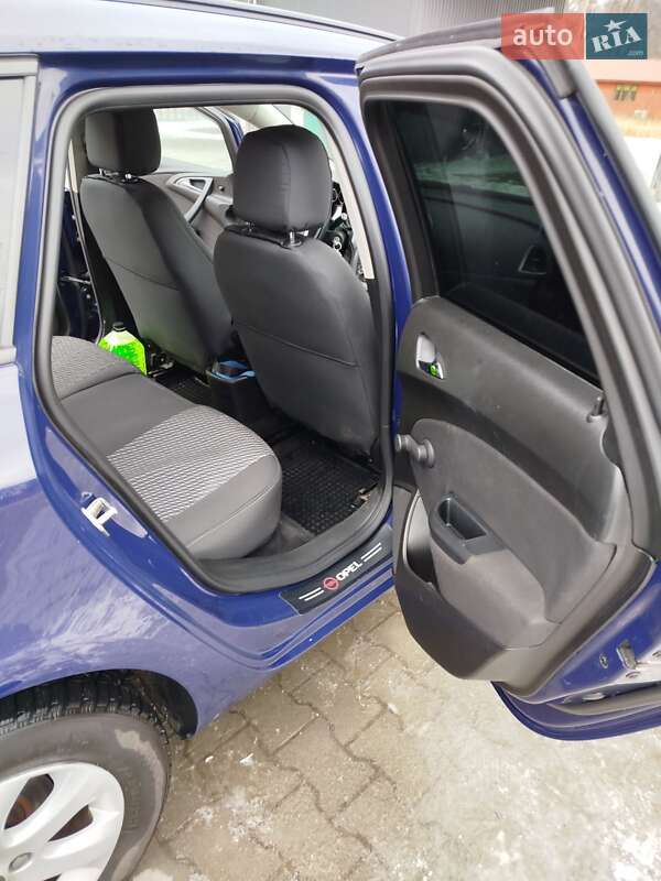 Универсал Opel Astra 2013 в Дрогобыче