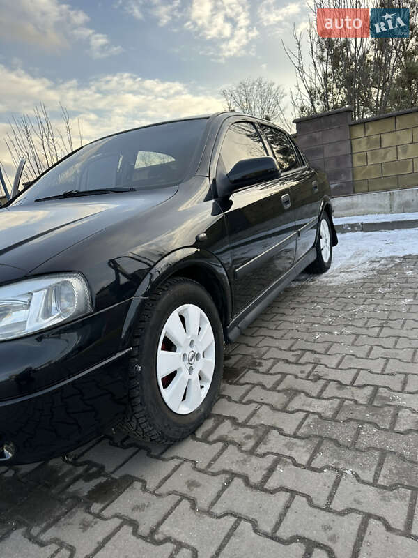 Седан Opel Astra 2002 в Дубні