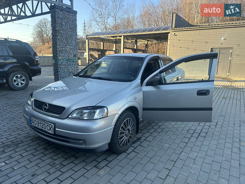 Седан Opel Astra 2006 в Тересве