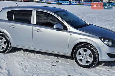 Хэтчбек Opel Astra 2012 в 