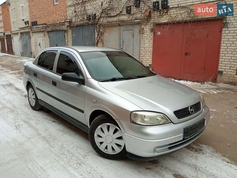 Седан Opel Astra 2004 в Сумах