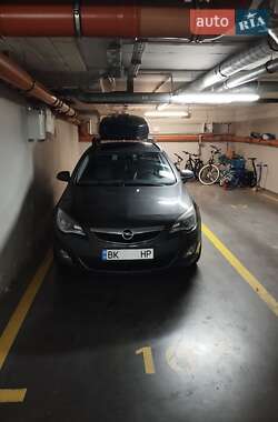 Универсал Opel Astra 2011 в Ровно