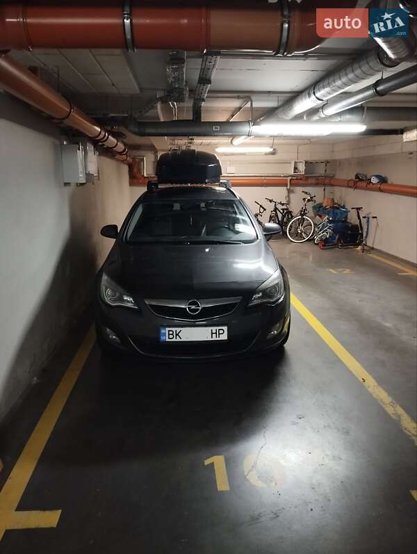 Универсал Opel Astra 2011 в Ровно
