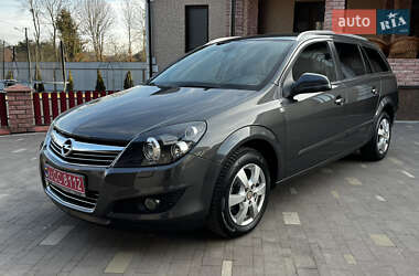 Универсал Opel Astra 2010 в Калуше