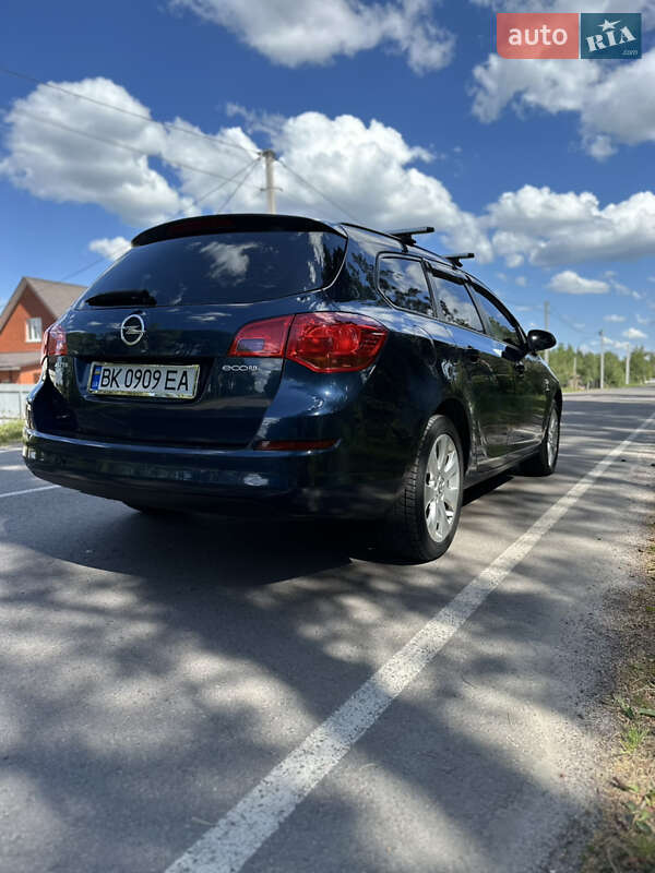 Универсал Opel Astra 2011 в Рокитном