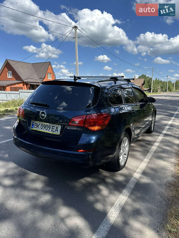 Универсал Opel Astra 2011 в Рокитном