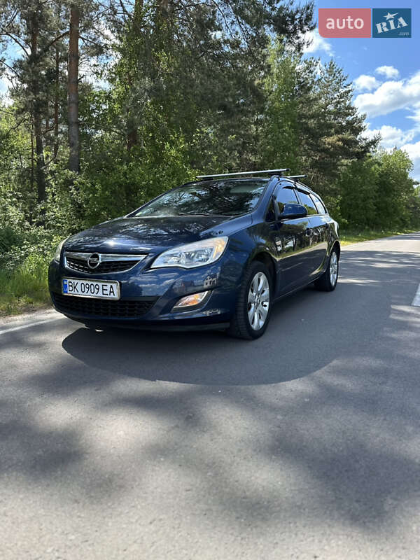 Универсал Opel Astra 2011 в Рокитном