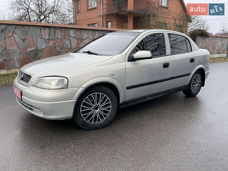 Седан Opel Astra 2008 в Староконстантинове