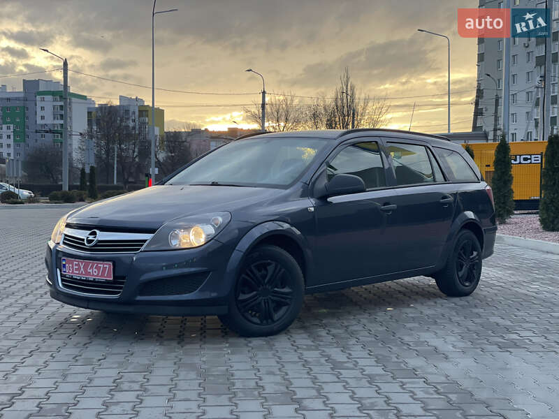 Універсал Opel Astra 2010 в Луцьку