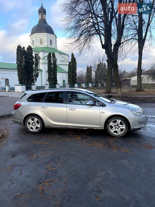 Универсал Opel Astra 2011 в Глухове