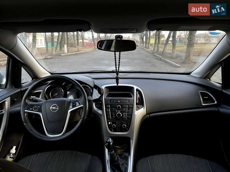 Универсал Opel Astra 2011 в Глухове