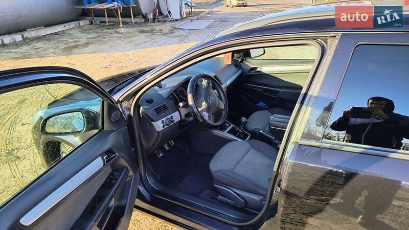 Универсал Opel Astra 2006 в Новояворовске