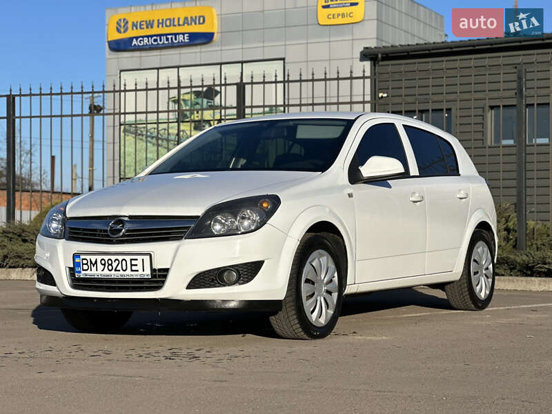 Хэтчбек Opel Astra 2013 в 