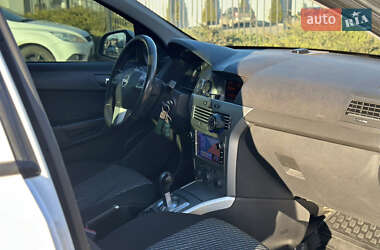 Хэтчбек Opel Astra 2013 в 