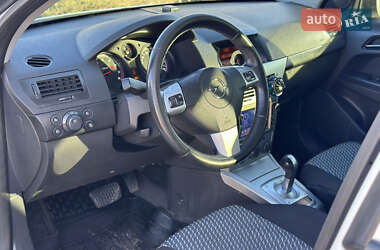 Хэтчбек Opel Astra 2013 в 