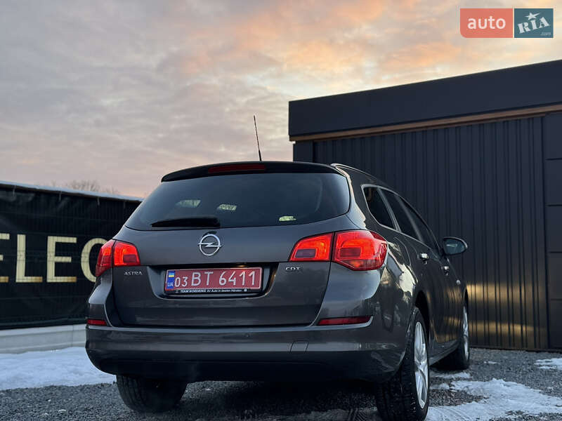 Универсал Opel Astra 2012 в Дрогобыче