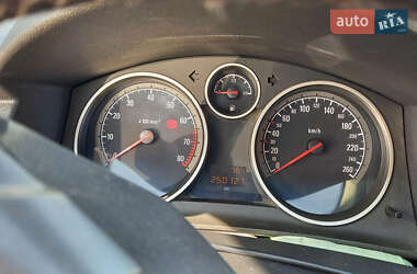 Хэтчбек Opel Astra 2004 в 