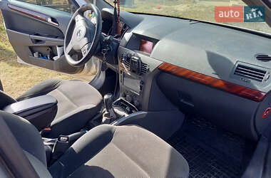 Хэтчбек Opel Astra 2004 в 