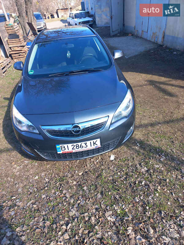 Универсал Opel Astra 2011 в Полтаве
