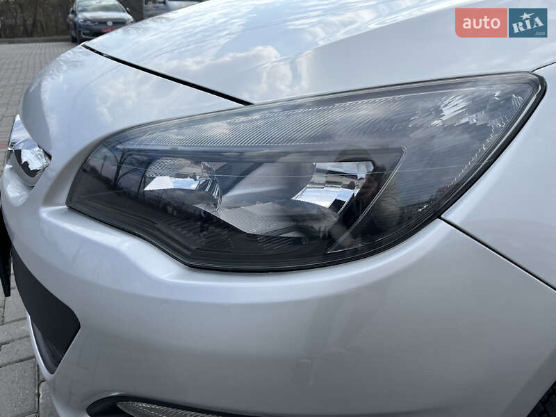 Універсал Opel Astra 2014 в Золочеві