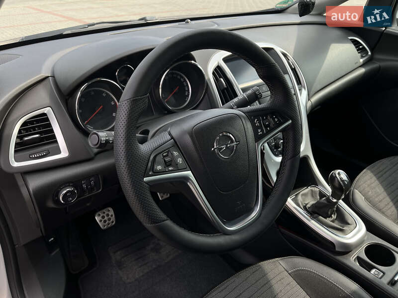 Універсал Opel Astra 2014 в Золочеві