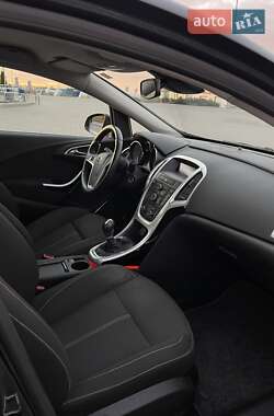 Хэтчбек Opel Astra 2011 в 