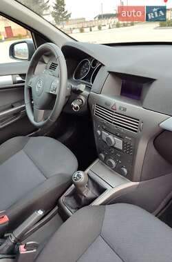 Хэтчбек Opel Astra 2006 в 
