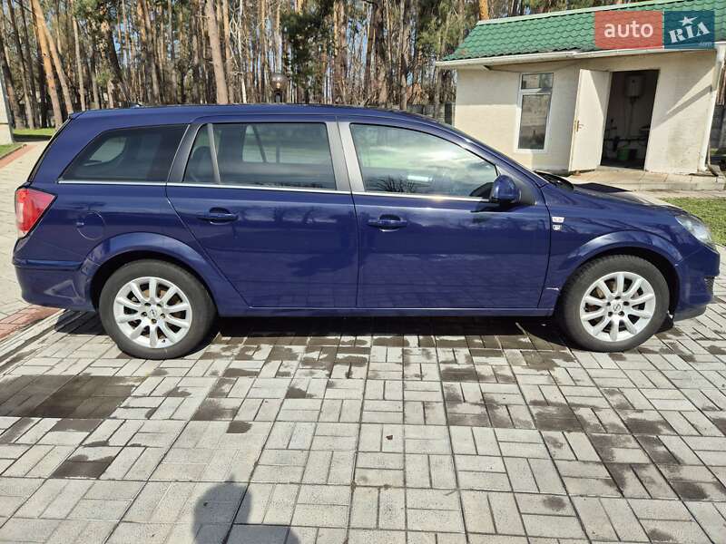 Універсал Opel Astra 2010 в Києві