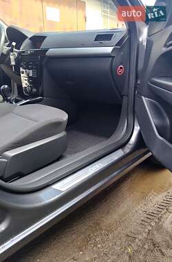 Универсал Opel Astra 2010 в 