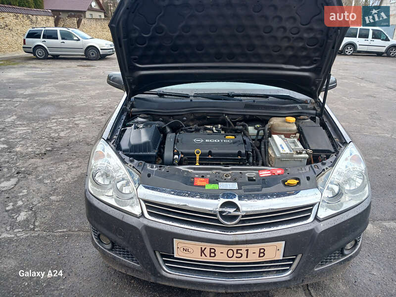 Универсал Opel Astra 2009 в Остроге