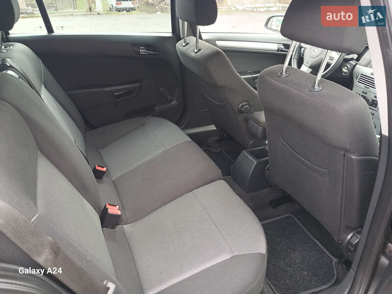 Универсал Opel Astra 2009 в Остроге