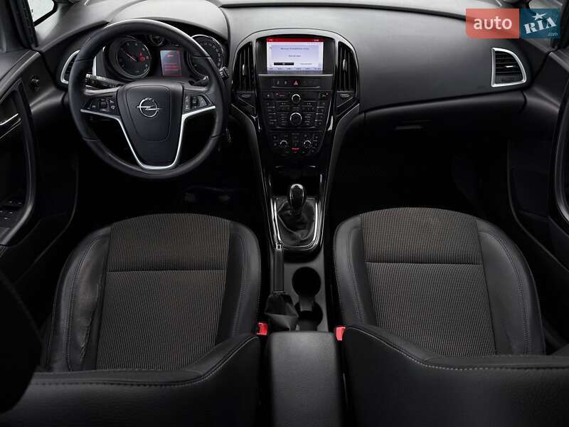 Универсал Opel Astra 2015 в Ровно