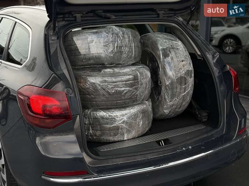 Универсал Opel Astra 2015 в Ровно