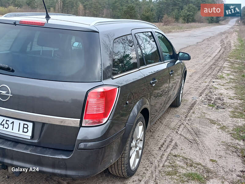 Универсал Opel Astra 2009 в Остроге