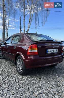 Хэтчбек Opel Astra 2004 в 