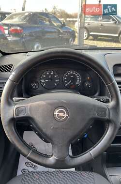 Хэтчбек Opel Astra 2004 в 