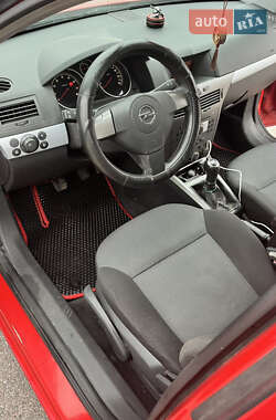 Хэтчбек Opel Astra 2005 в 