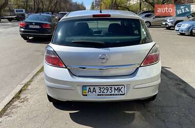 Хэтчбек Opel Astra 2012 в 